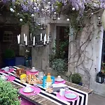 Buky Palace Pons